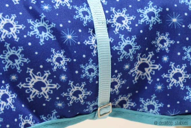 The snowflakes have tiny horse heads inside them ^_^